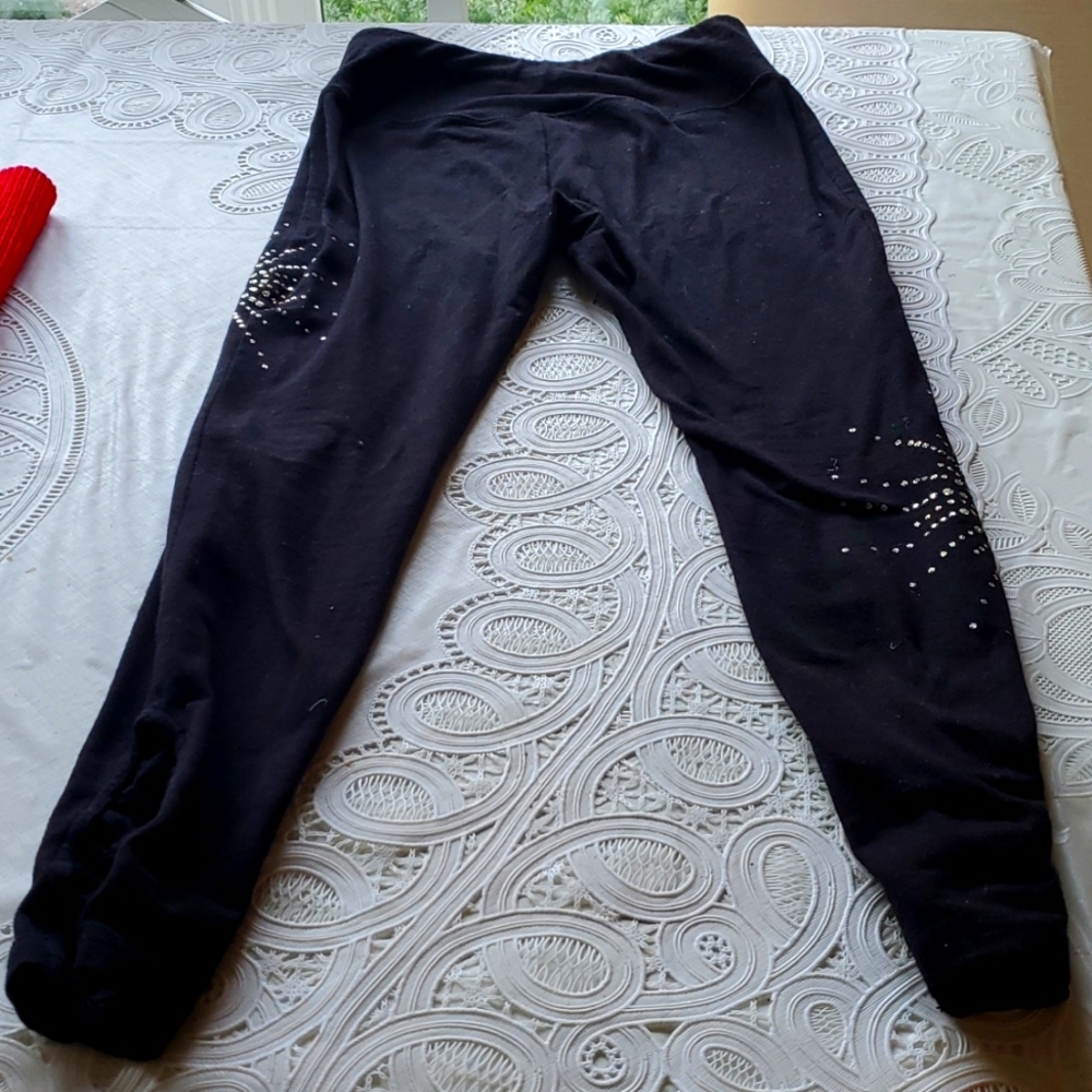 Xmas girls leggins. Adorable snowflake pattern on each leg, bottom has cutouts